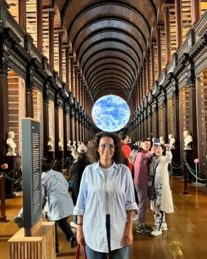 Carolina Loback Instagram - A cada lugar que a gente vai, uma parte nossa fica por ali também. Talvez venha daí o aperto no peito na hora de partir. O bom é saber que um pedaço de Dublin também vai fazer parte de mim pra sempre. Depois de três semanas aqui, entendi que o sentido do intercâmbio vai além do desejo de estudar uma língua. Experimentar uma outra cultura é uma forma de enxergar a si mesmo com olhos estrangeiros. É um jeito de entender, na prática, a infinidade de possibilidades de ser e de estar nesse mundo. E eu amei a Carol da Irlanda! Descobri que a gente não é feito de açúcar e que, mesmo se estiver nublado lá fora, tem sempre um pub quentinho com pessoas de todas as partes do mundo celebrando a vida. Obrigada, @andrea.cordeiros e @aeintercambio pelo convite pra viver essa aventura; @itrip.tour pelas passagens e seguro viagem; @atcschools por me receber tão bem na escola de vocês (que fica simplesmente na melhor localização de Dublin, diga-se de passagem).

Para mais informações sobre intercâmbio na Irlanda ou outros países, envie um e-mail para: 

contato@aeintercambios.com.br

1: fazendo a bonita nos Cliffs of Moher;
2: caçando um crush no Temple Bar, mas com esse figurino, Carolina, sincera e honestamente;
3: com vontade de morar no Temple Bar. É o dia inteiro esse vuco-vuco;
4: fazendo a internacional em Galway;
5: uma pausa pra uma breja e uma vista privilegiada na Guinness Storehouse;
6: Wicklow é simplesmente mágico! Já viu um lago preto? 
7: Eu, no The Book of Kells Experience, carregando o planeta Terra na cabeça;
8: Já foi no pub mais alto de Dublin? Então vá; eu, bem madura, no Hills of Tara; em Wicklow, na ponte onde foi gravado um trecho do filme ‘PS I love you;
9: Oscar Wilde, uma excêntrica amizade que fiz na Irlanda;
10: @andrea.cordeiros e seu café extra hot, a responsável por toda essa aventura.