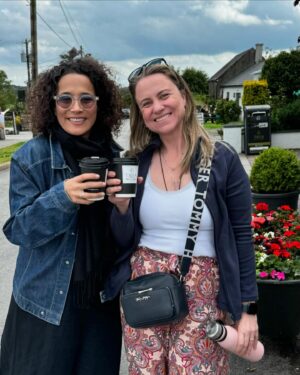 Carolina Loback Instagram - A cada lugar que a gente vai, uma parte nossa fica por ali também. Talvez venha daí o aperto no peito na hora de partir. O bom é saber que um pedaço de Dublin também vai fazer parte de mim pra sempre. Depois de três semanas aqui, entendi que o sentido do intercâmbio vai além do desejo de estudar uma língua. Experimentar uma outra cultura é uma forma de enxergar a si mesmo com olhos estrangeiros. É um jeito de entender, na prática, a infinidade de possibilidades de ser e de estar nesse mundo. E eu amei a Carol da Irlanda! Descobri que a gente não é feito de açúcar e que, mesmo se estiver nublado lá fora, tem sempre um pub quentinho com pessoas de todas as partes do mundo celebrando a vida. Obrigada, @andrea.cordeiros e @aeintercambio pelo convite pra viver essa aventura; @itrip.tour pelas passagens e seguro viagem; @atcschools por me receber tão bem na escola de vocês (que fica simplesmente na melhor localização de Dublin, diga-se de passagem).

Para mais informações sobre intercâmbio na Irlanda ou outros países, envie um e-mail para: 

contato@aeintercambios.com.br

1: fazendo a bonita nos Cliffs of Moher;
2: caçando um crush no Temple Bar, mas com esse figurino, Carolina, sincera e honestamente;
3: com vontade de morar no Temple Bar. É o dia inteiro esse vuco-vuco;
4: fazendo a internacional em Galway;
5: uma pausa pra uma breja e uma vista privilegiada na Guinness Storehouse;
6: Wicklow é simplesmente mágico! Já viu um lago preto? 
7: Eu, no The Book of Kells Experience, carregando o planeta Terra na cabeça;
8: Já foi no pub mais alto de Dublin? Então vá; eu, bem madura, no Hills of Tara; em Wicklow, na ponte onde foi gravado um trecho do filme ‘PS I love you;
9: Oscar Wilde, uma excêntrica amizade que fiz na Irlanda;
10: @andrea.cordeiros e seu café extra hot, a responsável por toda essa aventura.