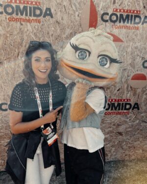 Carolina Torres Instagram - Dois dias incríveis que já deixam saudade! Até para o ano Festival Comida @continente! Até consegui conhecer a maravilhosa Leopoldina!!! 😅❤️

@sicoficial #sic #festivalcomidacontinente #continente