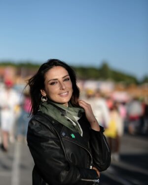 Carolina Torres Instagram - Primeiro dia do Festival da Comida Continente feito! Voltar a casa, voltar à minha pronúncia, à minha comida, à minha cidade! Ontem enchemos o parque da cidade e hoje voltamos!!!
Com o @continente e a @sicoficial ♥️

#festivaldacomidacontinente #continente #sic