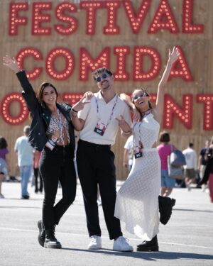 Carolina Torres Instagram - Primeiro dia do Festival da Comida Continente feito! Voltar a casa, voltar à minha pronúncia, à minha comida, à minha cidade! Ontem enchemos o parque da cidade e hoje voltamos!!!
Com o @continente e a @sicoficial ♥️

#festivaldacomidacontinente #continente #sic
