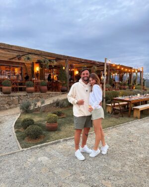 Caroline Dallarosa Instagram - Diante de todas as coisas que aconteceram, estou nesse exato segundo te admirando e agradecendo a Deus por ter o meu melhor amigo, companheiro e o amor da minha vida, obrigada por ter me encontrado nessa vida, tenho certeza que a gente vem de outros encontros afinal só assim pra explicar tal amor, feliz dia dos namorados pro homem mais incrível desse mundo! Eu te amo não só nessa como nas próximas também cabeça branca 💛