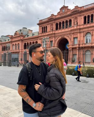 Caroline Dallarosa Instagram - Diante de todas as coisas que aconteceram, estou nesse exato segundo te admirando e agradecendo a Deus por ter o meu melhor amigo, companheiro e o amor da minha vida, obrigada por ter me encontrado nessa vida, tenho certeza que a gente vem de outros encontros afinal só assim pra explicar tal amor, feliz dia dos namorados pro homem mais incrível desse mundo! Eu te amo não só nessa como nas próximas também cabeça branca 💛
