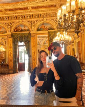 Caroline Dallarosa Instagram - Diante de todas as coisas que aconteceram, estou nesse exato segundo te admirando e agradecendo a Deus por ter o meu melhor amigo, companheiro e o amor da minha vida, obrigada por ter me encontrado nessa vida, tenho certeza que a gente vem de outros encontros afinal só assim pra explicar tal amor, feliz dia dos namorados pro homem mais incrível desse mundo! Eu te amo não só nessa como nas próximas também cabeça branca 💛
