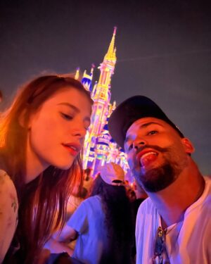 Caroline Dallarosa Instagram - Diante de todas as coisas que aconteceram, estou nesse exato segundo te admirando e agradecendo a Deus por ter o meu melhor amigo, companheiro e o amor da minha vida, obrigada por ter me encontrado nessa vida, tenho certeza que a gente vem de outros encontros afinal só assim pra explicar tal amor, feliz dia dos namorados pro homem mais incrível desse mundo! Eu te amo não só nessa como nas próximas também cabeça branca 💛