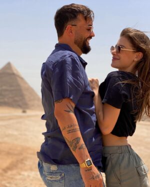Caroline Dallarosa Instagram - Diante de todas as coisas que aconteceram, estou nesse exato segundo te admirando e agradecendo a Deus por ter o meu melhor amigo, companheiro e o amor da minha vida, obrigada por ter me encontrado nessa vida, tenho certeza que a gente vem de outros encontros afinal só assim pra explicar tal amor, feliz dia dos namorados pro homem mais incrível desse mundo! Eu te amo não só nessa como nas próximas também cabeça branca 💛