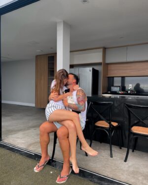 Caroline Dallarosa Instagram - Diante de todas as coisas que aconteceram, estou nesse exato segundo te admirando e agradecendo a Deus por ter o meu melhor amigo, companheiro e o amor da minha vida, obrigada por ter me encontrado nessa vida, tenho certeza que a gente vem de outros encontros afinal só assim pra explicar tal amor, feliz dia dos namorados pro homem mais incrível desse mundo! Eu te amo não só nessa como nas próximas também cabeça branca 💛