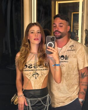 Caroline Dallarosa Instagram - Diante de todas as coisas que aconteceram, estou nesse exato segundo te admirando e agradecendo a Deus por ter o meu melhor amigo, companheiro e o amor da minha vida, obrigada por ter me encontrado nessa vida, tenho certeza que a gente vem de outros encontros afinal só assim pra explicar tal amor, feliz dia dos namorados pro homem mais incrível desse mundo! Eu te amo não só nessa como nas próximas também cabeça branca 💛