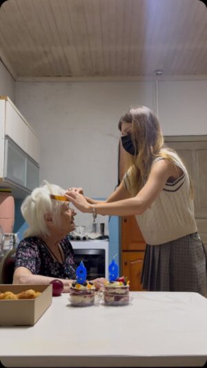 Caroline Dallarosa Instagram - Minha bisa prometeu completar 100 anos e eu prometi que o dia que ela fosse embora eu não ia chorar, parece que nós duas quebramos a promessa não é mesmo? O maior elogio que eu sempre escutei é que eu era você mais nova, acredito que seja pelas piadas sobre a vida, obrigada por me mostrar que o nosso coração pode bater fora do peito! Me espera aí na eternidade pra gente jogar juntas 🖤