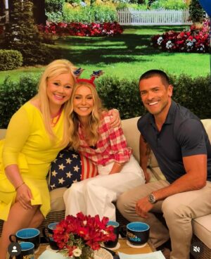 Caroline Rhea Instagram - Happy 4th! Thanks for having me @livekellyandmark We’re a throuple now. BTW I thought a throuple was a couple and one person had a lisp. Eat responsibly. Best pie?  Love, Caroline #4thofjuly #picnic #summer #standup