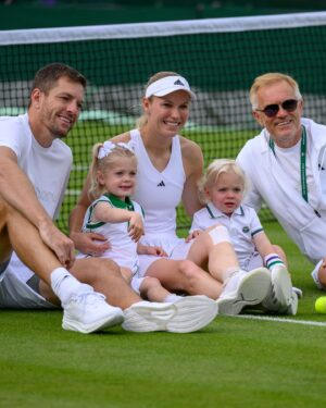 Caroline Wozniacki Instagram - A family day out at SW19 💚💜

#Wimbledon
