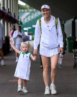 Caroline Wozniacki Instagram - A family day out at SW19 💚💜

#Wimbledon