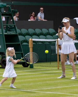 Caroline Wozniacki Instagram - A family day out at SW19 💚💜

#Wimbledon