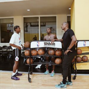 Caron Butler Instagram - My OG @masterp pulled up with @mercymiller & @hercymiller to get my nephews more educated on #HeatCulture

📸 @miashotthat 🐐
Swipe====>