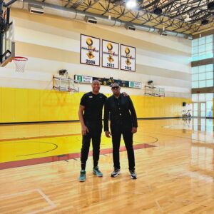 Caron Butler Instagram - My OG @masterp pulled up with @mercymiller & @hercymiller to get my nephews more educated on #HeatCulture

📸 @miashotthat 🐐
Swipe====>