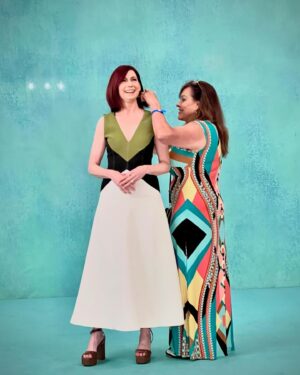 Carrie Preston Instagram - With the #Elsbeth fam at @official_tca last weekend💕💕💕

HMU and Photography @headshotsbyshawn Styled by @andrewgelwicks Dress @bibhumohapatra Earrings @guitam_jewelry Rings @itajewelry @lofjewelry
