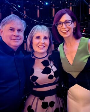 Carrie Preston Instagram - With the #Elsbeth fam at @official_tca last weekend💕💕💕

HMU and Photography @headshotsbyshawn Styled by @andrewgelwicks Dress @bibhumohapatra Earrings @guitam_jewelry Rings @itajewelry @lofjewelry
