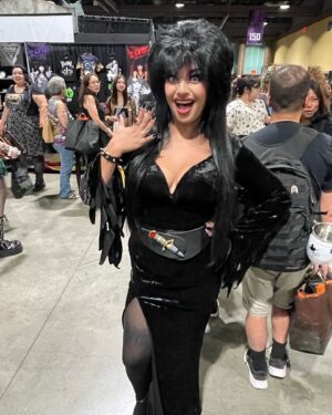 Cassandra Peterson Instagram - Loved seeing all the fans this past weekend @midsummerscream 🖤 I saw quite a few Elviras there and even a couple of Gonks! Thanks to everyone for great weekend! 💋