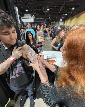 Cassandra Peterson Instagram - Loved seeing all the fans this past weekend @midsummerscream 🖤 I saw quite a few Elviras there and even a couple of Gonks! Thanks to everyone for great weekend! 💋