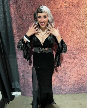 Cassandra Peterson Instagram - Loved seeing all the fans this past weekend @midsummerscream 🖤 I saw quite a few Elviras there and even a couple of Gonks! Thanks to everyone for great weekend! 💋