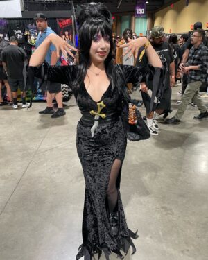 Cassandra Peterson Instagram - Loved seeing all the fans this past weekend @midsummerscream 🖤 I saw quite a few Elviras there and even a couple of Gonks! Thanks to everyone for great weekend! 💋