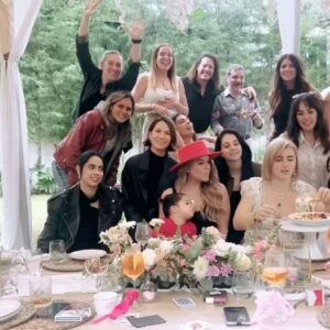 Cassandra Sánchez Navarro Instagram - Picnic play date 🎂 

Otro cumpleaños maravilloso gracias a mi mixologa favorita de México @granadayromeromx 🍹🍸
Muchas de mis amigas tienen hijos y estaban felices cuando les dije que l@s trajeran porque en todas mis fiestas tengo a @partyfactorytd para hacer felices a los peques. ☺️
Gracias a mi carrito hermoso de dulces 🍭🍬!!! Los vaciamos y me duraron hasta el final! @timbaldeazucar 
Mi cena navideña y ahora mi cumpleaños. Por muchos eventos más juntos @chugas_kitchen 🍽️