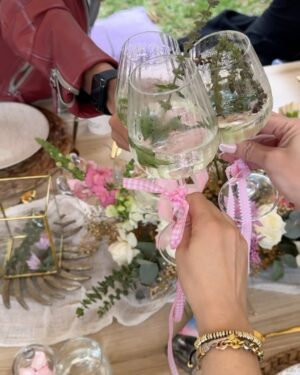 Cassandra Sánchez Navarro Instagram - Picnic play date 🎂 

Otro cumpleaños maravilloso gracias a mi mixologa favorita de México @granadayromeromx 🍹🍸
Muchas de mis amigas tienen hijos y estaban felices cuando les dije que l@s trajeran porque en todas mis fiestas tengo a @partyfactorytd para hacer felices a los peques. ☺️
Gracias a mi carrito hermoso de dulces 🍭🍬!!! Los vaciamos y me duraron hasta el final! @timbaldeazucar 
Mi cena navideña y ahora mi cumpleaños. Por muchos eventos más juntos @chugas_kitchen 🍽️