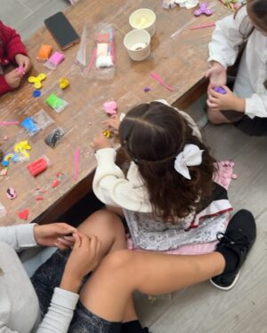 Cassandra Sánchez Navarro Instagram - Picnic play date 🎂 

Otro cumpleaños maravilloso gracias a mi mixologa favorita de México @granadayromeromx 🍹🍸
Muchas de mis amigas tienen hijos y estaban felices cuando les dije que l@s trajeran porque en todas mis fiestas tengo a @partyfactorytd para hacer felices a los peques. ☺️
Gracias a mi carrito hermoso de dulces 🍭🍬!!! Los vaciamos y me duraron hasta el final! @timbaldeazucar 
Mi cena navideña y ahora mi cumpleaños. Por muchos eventos más juntos @chugas_kitchen 🍽️