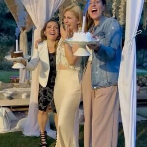 Cassandra Sánchez Navarro Instagram - Picnic play date 🎂 

Otro cumpleaños maravilloso gracias a mi mixologa favorita de México @granadayromeromx 🍹🍸
Muchas de mis amigas tienen hijos y estaban felices cuando les dije que l@s trajeran porque en todas mis fiestas tengo a @partyfactorytd para hacer felices a los peques. ☺️
Gracias a mi carrito hermoso de dulces 🍭🍬!!! Los vaciamos y me duraron hasta el final! @timbaldeazucar 
Mi cena navideña y ahora mi cumpleaños. Por muchos eventos más juntos @chugas_kitchen 🍽️