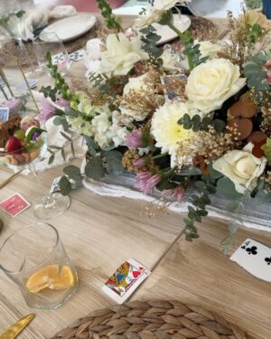 Cassandra Sánchez Navarro Instagram - Picnic play date 🎂 

Otro cumpleaños maravilloso gracias a mi mixologa favorita de México @granadayromeromx 🍹🍸
Muchas de mis amigas tienen hijos y estaban felices cuando les dije que l@s trajeran porque en todas mis fiestas tengo a @partyfactorytd para hacer felices a los peques. ☺️
Gracias a mi carrito hermoso de dulces 🍭🍬!!! Los vaciamos y me duraron hasta el final! @timbaldeazucar 
Mi cena navideña y ahora mi cumpleaños. Por muchos eventos más juntos @chugas_kitchen 🍽️
