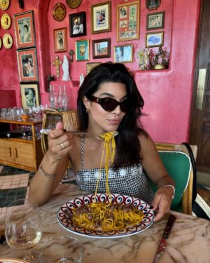 Cassandre Lapierre Instagram - Des pâtes & une robe vichy, je suis heureuse 🍝
Combien sur 10 pour cette robe ? 

publicité - produits offerts 

#ootd #outfitinspo #longdress #robelongue #oitfitoftheday #inspolook #dolcevita