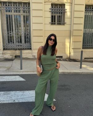 Cassandre Lapierre Instagram - Le vert olive c'est sous côté, on est d'accord que ce set est canon ? 🌞

#zara #zarawoman #zaraoutfit #ootd #summeroutfit #summerlook #outfitoftheday #ootdmagazine