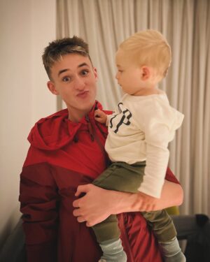 Cássio Reis Instagram - Eterno aprendizado. Eterno legado.

A definição de Ser Pai não cabe em uma legenda.
Mas afirmo com toda certeza que:
todo filho é um poema.❣️

#FelizDiadosPais