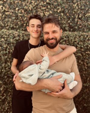 Cássio Reis Instagram - Eterno aprendizado. Eterno legado.

A definição de Ser Pai não cabe em uma legenda.
Mas afirmo com toda certeza que:
todo filho é um poema.❣️

#FelizDiadosPais