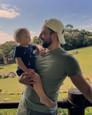Cássio Reis Instagram - Eterno aprendizado. Eterno legado.

A definição de Ser Pai não cabe em uma legenda.
Mas afirmo com toda certeza que:
todo filho é um poema.❣️

#FelizDiadosPais