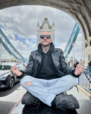 Cătălin Bordea Instagram - Pentru o viață liniștită, închide netul o oră pe zi. Apoi încearcă din răsputeri să nu intri într-o relație :))