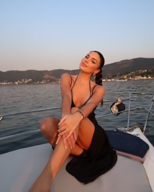Catalina Vallejos Instagram - A la vida, personas. A las personas, libertad.
A la libertad, alas. A las alas, ganas. 
A las ganas, hechos.

Y a todo lo que hagas, alma y corazón. 

Siempre 🧡