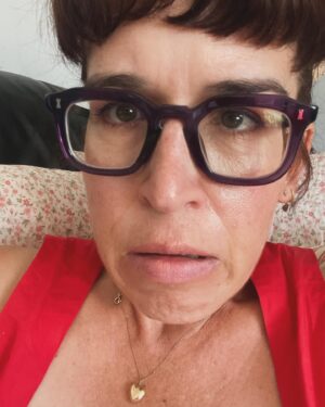 Catherine Ethier Instagram - Juillet (canicule, domicile en plein chantier de construction et fine poussière de sable dans le fond de la tête pour la vie) 🌷🌷🌷🌷🌷🫠#coucoudanslevacarme