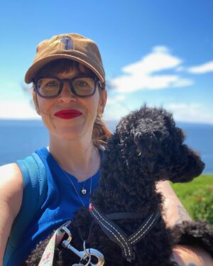 Catherine Ethier Instagram - Avec Popo et la casquette de canard niais au Parc Forillon 🦆🦍