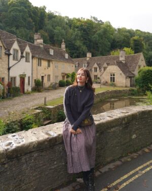 Catriona Gray Instagram - 📍The Castle Combe village is right out of a story book 🥹 
In the UK for a very special trip for my papa, we’re road-tripping from London through Scotland and back. And to no one’s surprise the Cotswolds has my (lola) heart. 🌸 The cottages are so dreamy.