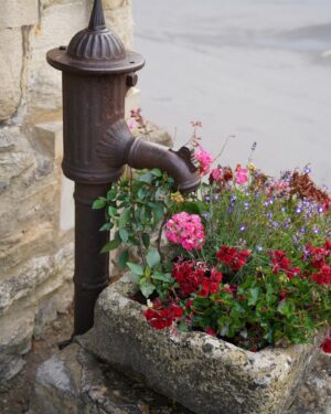Catriona Gray Instagram - 📍The Castle Combe village is right out of a story book 🥹 
In the UK for a very special trip for my papa, we’re road-tripping from London through Scotland and back. And to no one’s surprise the Cotswolds has my (lola) heart. 🌸 The cottages are so dreamy.
