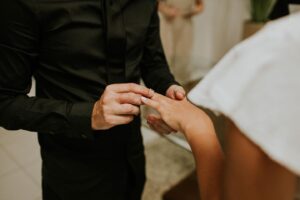 Cauê Bueno Instagram - Hoje completa 2 anos de casamento com ela 🥹❤️ minha princesa👸🏼

Feliz bodas de Algodão 🎉
