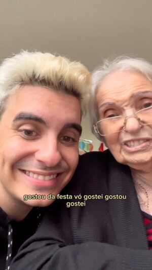 Cauê Bueno Instagram - Aniversário da minha avó 😍

Tão gostando dos vlogs? 🎥

#vlog #comedia #engraçado