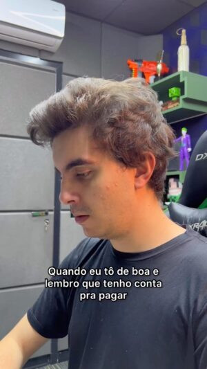 Cauê Bueno Instagram - A vida adulta não é fácil 🥴

Quem mais? 🙋🏻‍♂️ 

#comedia #emgracado