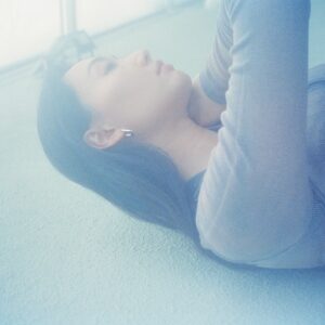Cecilia Choi Instagram - 我們隨口說說要一起玩，一個隨便拍拍，一個隨意裝扮的午後遊戲。

🎀 @mildredlo 
📸 @stepheniek