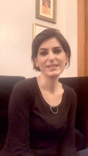 Cecilia Milone Instagram - Esto no es un descubrimiento mío.
En todo caso, sólo vengo “a fundar una sede” del club de #LosSensibles.
(La denominación #PAS es la sigla de «Personas Altamente Sensibles», un término acuñado por la psicóloga estadounidense: Elaine Aron en 1996).
Buscá. Hay mucha información en Internet sobre esto.
A mí alivió mucho saber que tener una forma muy honda de sentir me es inevitable…
Yo tengo la bendición de poder canalizar mi sensibilidad a través del arte, y eso me ha salvado siempre. Incluso antes de ejercer mi profesión; cantando para mí, o escribiendo para mí…
Pero, de todos modos, me he sentido muy sola. 
Hay personas que no me toman en serio. Me burlaron, muchas veces… por verme dramática, o exagerada… sin imaginar que “adentro”, es TODAVÍA, MÁS FUERTE. 
Hoy con 55 años, me doy cuenta que he podido estar de pie, medio muerta por dentro, pero de pie; gracias a expresar lo que siento. Aunque, claro… lo que siento les es DEMASIADO, a algunos; e incomprensible a quienes quieren entender EL ALMA con LA MENTE.
¿De qué se trata este posteo?
De advertirles… sensibles, de mi corazón: 
¡Estamos jodidos! La vida nos duele un poquito más, que al resto, no hay remedio. 
Así, que… hagámonos compañía, entre nosotros. 🤗🤍