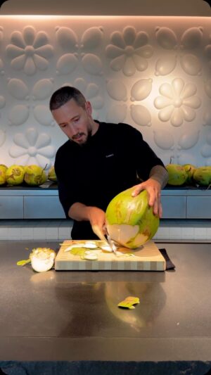 Cédric Grolet Instagram - Coco Pandan pour #singapour en XXL 🥥 #cedricgrolet