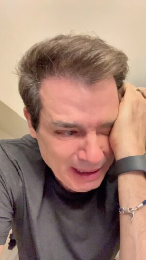 Celso Portiolli Instagram - Neste vídeo, tive a chance de reviver um momento precioso ao lado do meu pai, graças à tecnologia. Ele nos deixou há muitos anos, mas sua presença continua viva em meu coração. Que este vídeo sirva como um lembrete para todos nós: valorize sua família, ame seus pais e nunca perca a oportunidade de abraçá-los e dizer ‘eu te amo’. A vida é preciosa, e cada momento ao lado de quem amamos é um presente de Deus. Aproveitem enquanto podem, pois um abraço pode ser a maior demonstração de amor que existe. ❤️🙏