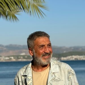 Cem Davran Instagram - Hep bir hikâyenin peşinden koşmak var ya…çiçek, çiçek.