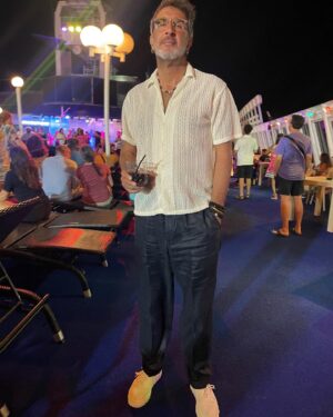 Cem Özer Instagram - @miraycruises davetlisi olarak Ege Adaları ve Atina turumuz, muhteşem gemi mürettebatı sayesinde harika  geçti. Cruise turuna mesafeli bakardım. Bu kadar keyif verici olduğunu bilseydim daha önce çıkardım. Vaktim müsait olursa yine @miraycruises ve o muhteşem ekiple Ekim’de Adriyatik - Karadağ turuna niyetliyim. #cruise #deniz #tur #gezi #yunanadaları #atina #mikonos #santorini #akropolis  #rodos #çeşme #gösteri  #eğlence #parti #aşk #balayı #cemözer #keşfetteyiz #keşfetteyim #keșfet